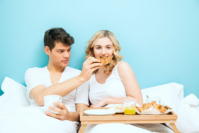 Как приготовить романтический завтрак в постель?